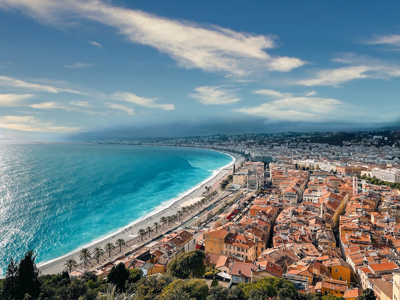 La baie des Anges et la Promenade des Anglais vues de la colline du Château, à Nice